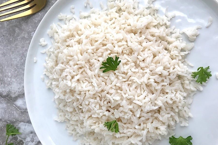 Cooked arroz konjac served on a white plate