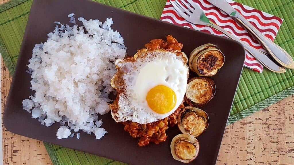 Arroz konjac rice dish with a fried egg and brinjal slices